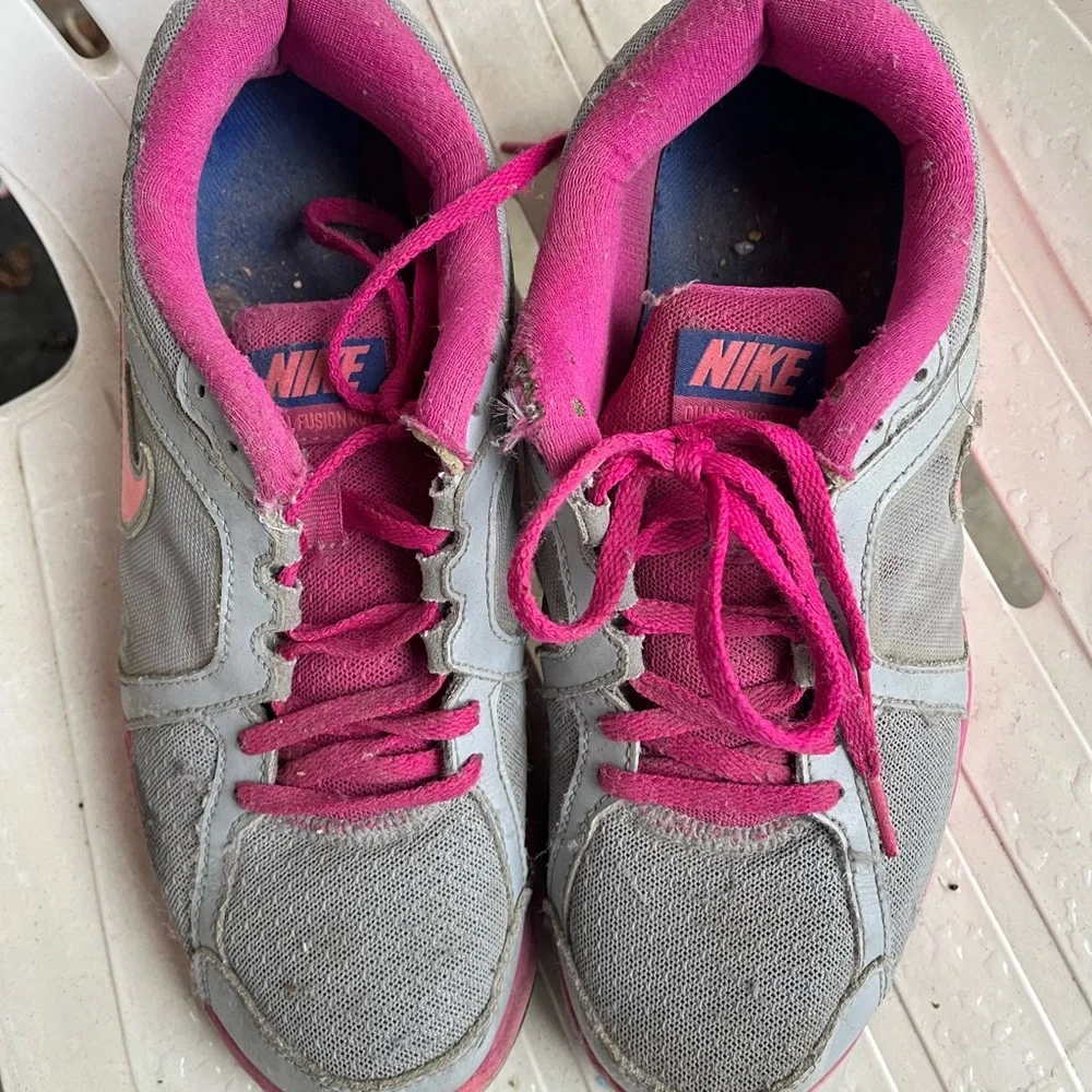 Nike Women's Pink and Gray Running Shoes - Picture 3 of 3